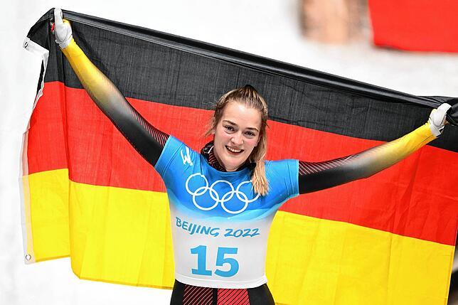 Freut sich über ihre Goldmedaille: Hanna Neise nach ihrem Erfolg im Skeleton-Wettkampf.