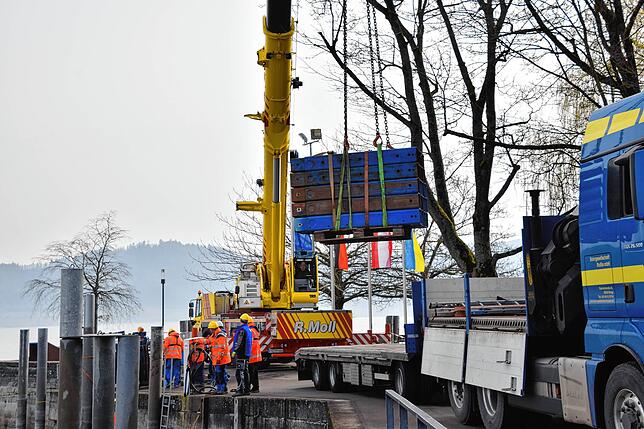 Bild 19: Bilder vom Zusammenbau einer Bohrplattform im Bodmaner Hafen