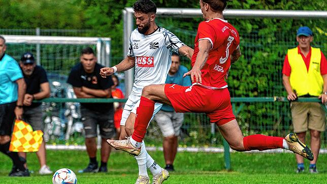 Mokhtar Boulachab (weißes Trikot) rückte beim Pokalspiel gegen Gottmadingen-Bietingen in die Villinger Startelf und zeigte einen starke ...