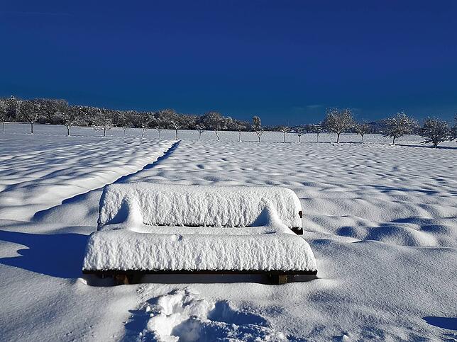 Die Bank zwischen Moos und Bankholzen ist besetzt &ndash; von Schnee.