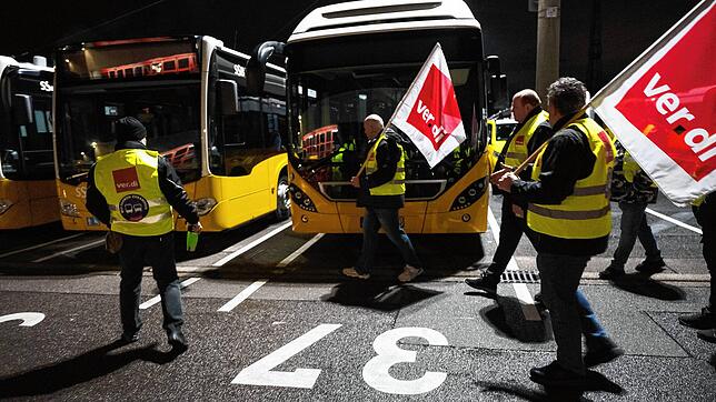 Teilnehmer des Warnstreiks im öffentlichen Nahverkehr stehen in einem Busdepot der Stuttgarter Straßenbahnen AG.