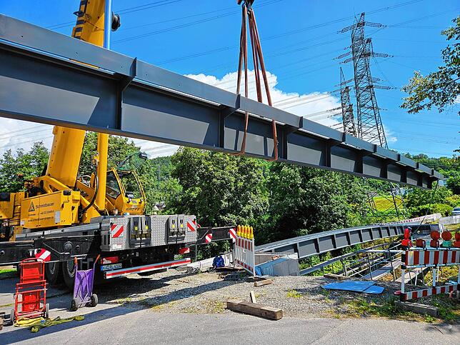 Bild 10: Die neue Brücke über die Schlücht ist da! Das sind die Bilder vom Aufbau