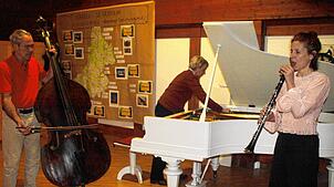 Einen faszinierenden Einblick in die Kunst der freien Imrovisation bieten Kontrabassist Alexander Frangenheim, Pianistin Claudia Ulla ...