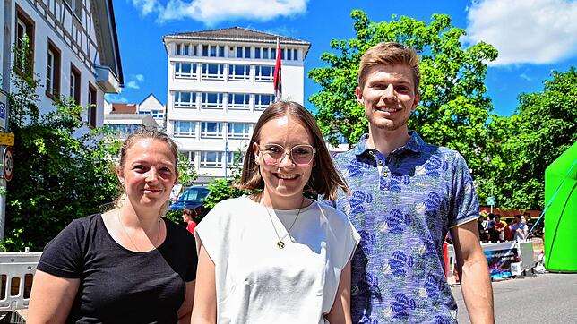 Sie wuppen das Stadtfest kurzfristig und machen ihre Sache gut. Von links Jacqueline Bouwman, Pia Schneider und Philipp Strumberger. ...