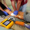 Im Ernstfall kommt es auf jede Minute an: Der schnelle Einsatz eines Defibrillators kann bei Herzsstillstand die Überlebenschancen des ...