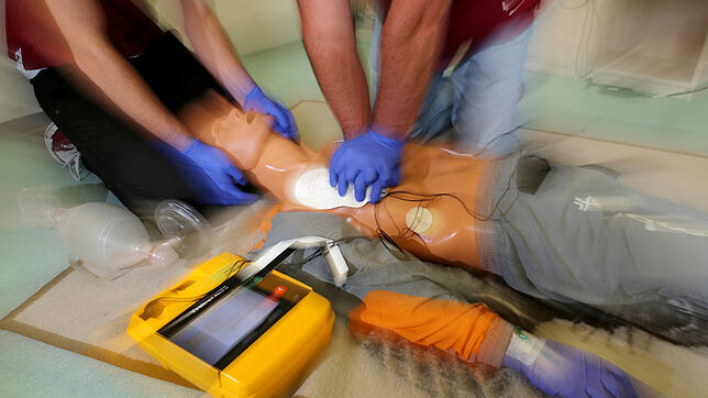 Im Ernstfall kommt es auf jede Minute an: Der schnelle Einsatz eines Defibrillators kann bei Herzsstillstand die Überlebenschancen des ...