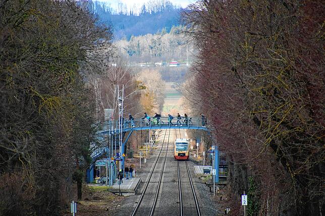 Der Haselbrunnsteg von der Konstanzer Brücke aus gesehen: Nach der Sperrung der Konstanzer Brücke ist der Haselbrunnsteg die Engstelle, ...