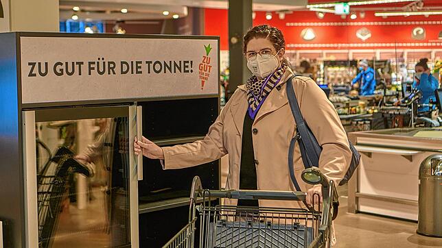 Schnell zugreifen: Die Lebensmittel in den &bdquo;Zu gut für die Tonne&ldquo;-Schränken in den Hieber-Märkten sind meist kurz nach dem ...