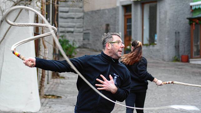 Peter Stadel gehört zu den Ersten, die am Dreikönigstag 2022 in Meersburg die Fasnet einschnellen.