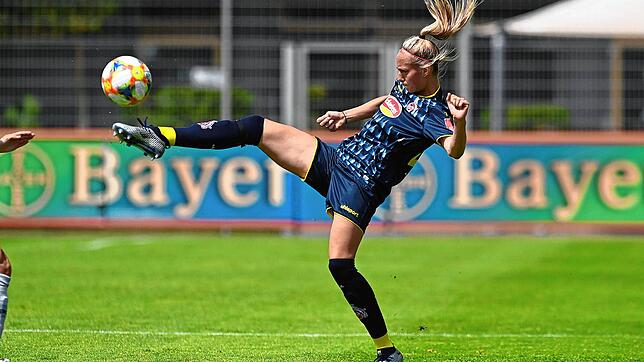Meike Meßmer in Aktion im Trikot des 1. FC Köln.