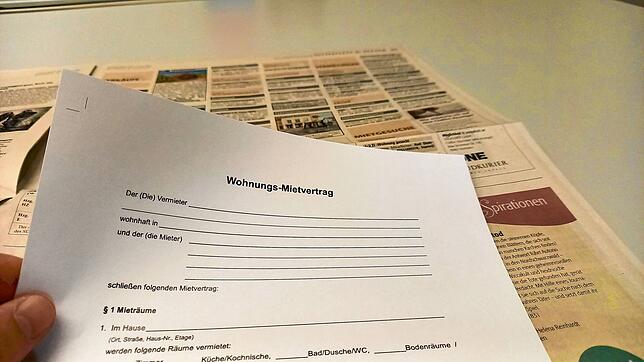 Ein Mietvertrag und Immobilienanzeigen: Für die Stadt Singen und die Gemeinde Rielasingen-Worblingen wird ein qualifizierter Mietspiegel ...