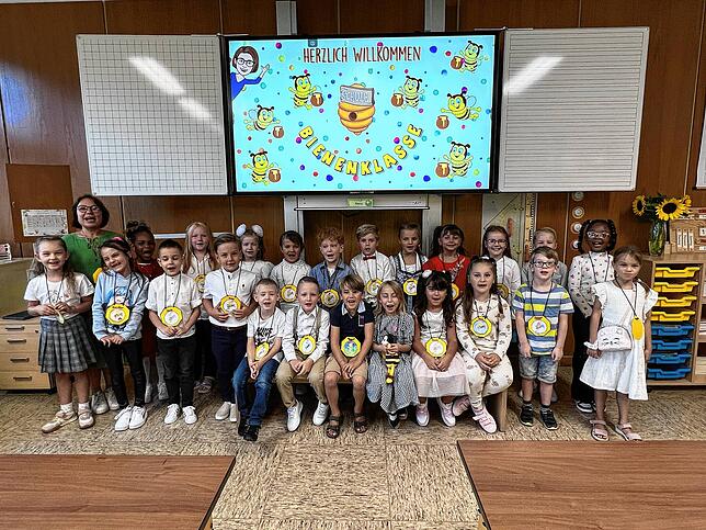 Die Schulanfänger der Erich-Kästner-Schule, Klasse 1c, mit Klassenlehrerin Maja Lang.