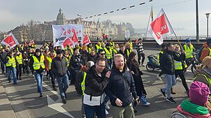 „Wir sind hier, wir sind laut, weil ihr uns noch alle braucht“, rufen die Streikenden am Dienstag, 11. März. Neben fairen Löhnen und ...