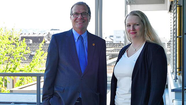 Kristin Schippmann übernimmt die Leitung der FInanzabteilung der Stadt Rheinfelden. Oberbürgermeister Klaus Eberhardt begrüßt sie.