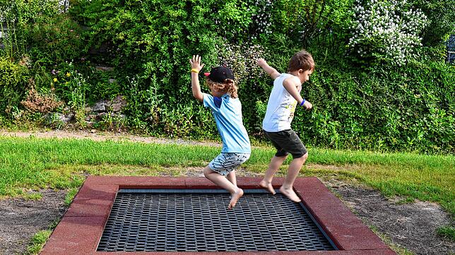 Das Trampolin bereitet Spaß auf dem heutigen Spielplatz.