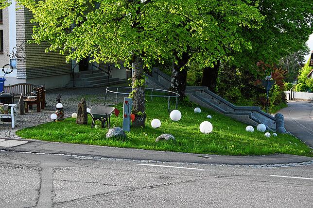 Streich in der Walpurgisnacht in Oberwihl: Wer etwas vermisst, muss am 1. Mai bei der Kirche nachsehen. Hier wurde allerlei ...