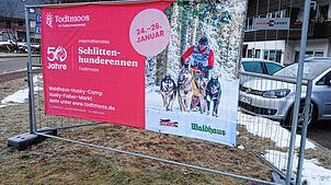 Werbebanner an Bauzäunen sollen durch Alternativen ersetzt werden. Bild: A. Böhm