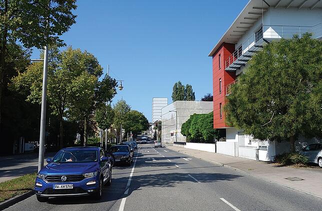 Das Hochhaus vom Uferpark aus gesehen. Im Vordergrund ist der von den Eigentümern geplante Umbau des „Lukullums“ grafisch ...