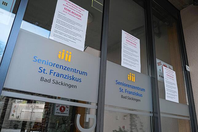 In den Alten- und Pflegeheimen gilt derzeit Besuchsverbot. Um Infektionen vorzubeugen gelten strenge Regeln.
