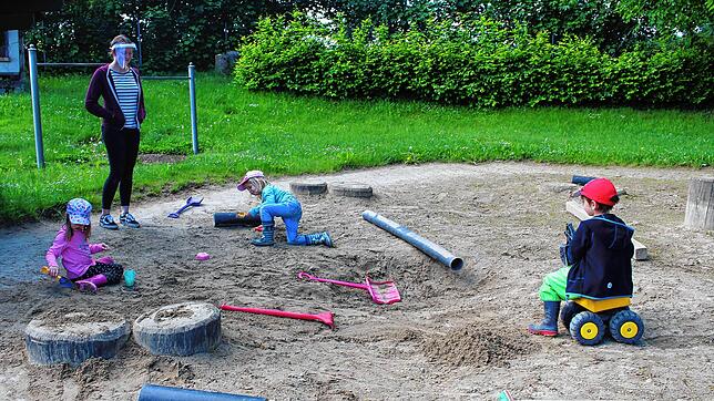 Gemeinsam buddeln geht auch in Corona-Zeiten &ndash; wenn man nicht zu dicht beieinander gräbt, wie hier im evangelischen Kindertagheim ...