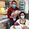 Drillingsgeburt im Schwarzwald-Baar Klinikum: Yasmin und Gregor Höldke aus Immendingen freuen sich über das dreifache Glück, das Mia, ...