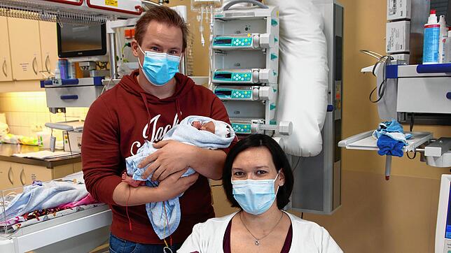 Drillingsgeburt im Schwarzwald-Baar Klinikum: Yasmin und Gregor Höldke aus Immendingen freuen sich über das dreifache Glück, das Mia, ...