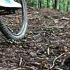 Mountainbike- und Downhill-Sportler tragen bei ihren Fahrten im Gelände geeignete Schutzausrüstung: Neben einem Helm zählen dazu auch ...