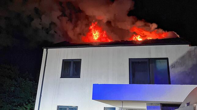 Beim Brand eines Dachstuhls in Schopfheim Fahrnau waren am Donnerstag, 27. Juli, 124 Feuerwehrkräfte im Einsatz.
