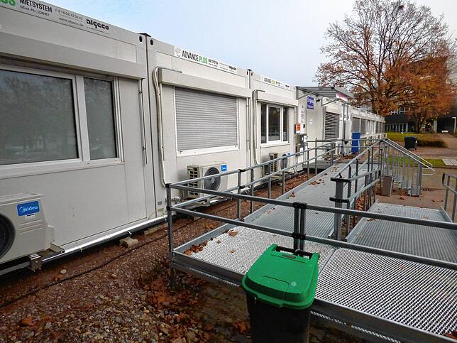 Das bisherige Provisorium der Arztpraxen in Containern auf dem früheren Spital-Parkplatz.