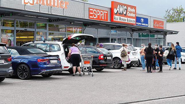 Hier ist was los: Viele Kunden aus der Schweiz kaufen gerne am Hochrhein, wie hier im Laufenburger Laufenpark, ein. Doch laut einer ...