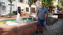 Michael Hertenstein am sprudelnden Vorstadtbrunnen.