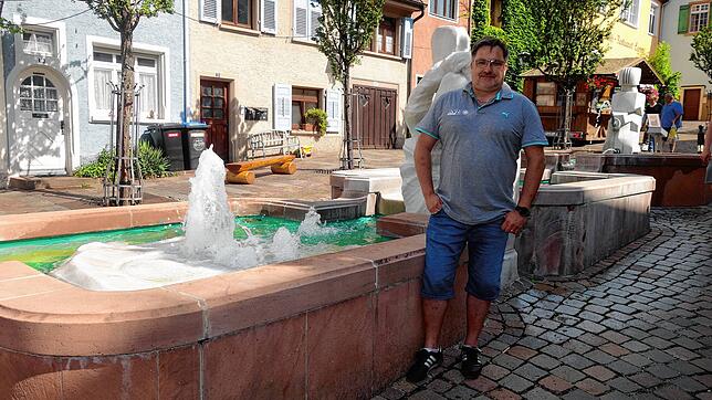 Michael Hertenstein am sprudelnden Vorstadtbrunnen.