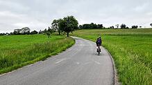Die Staigstraße vor Öfingen ist kein Radweg, aber zumindest asphaltiert. An vielen Stellen im Kreisgebiet führt der Weg für Radfahrer ...