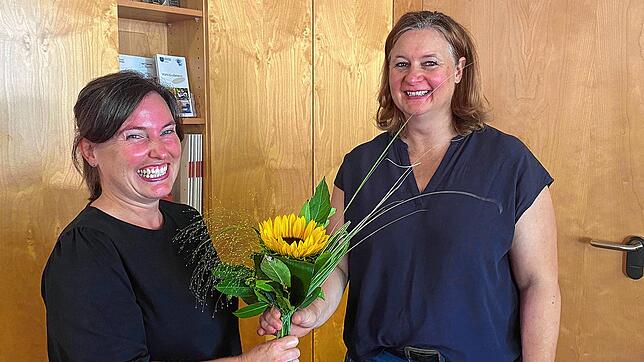 Pflegedienstleiterin Denise Künstle (rechts) begrüßt die langjährige Sozialstation-Mitarbeiterin Andrea Roth als neue Ansprechpartnerin ...