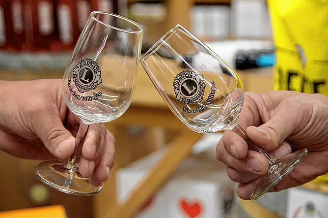Die beleibten Weinfest-Gläser gibt es auch in diesem Jahr. Angestoßen wird jedoch zuhause vor den Bildschirmen.