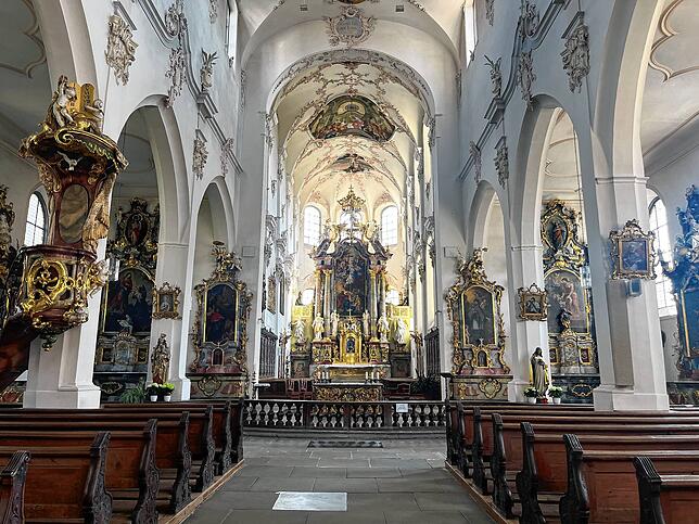Gemälde und Statuen schmücken die Franziskanerkirche: Bei der Sprühflaschen-Segnung ist nichts zu Schaden gekommen.