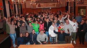 Die fröhlichen Gäste aus der französichen Partnerstadt Bellême und ihre Gastgeber am Ankunftsabend im Konradsaal. Bilder: Ingrid Mann