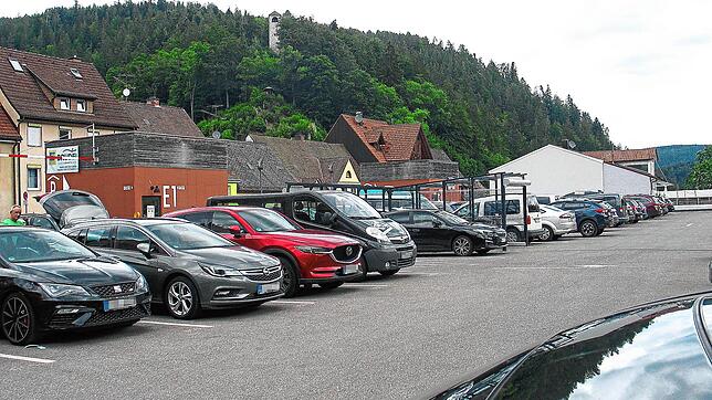Dicht gepfercht offenbart sich das gerade für Gehbehinderte wichtige obere Parkdeck an der neuen Edeka-Filiale.