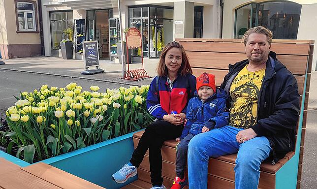 Familie Fröbus gefallen die neuen Sitzgelegenheiten. „Das macht was her und ist besser als die parkenden Autos“, sagt Sven ...