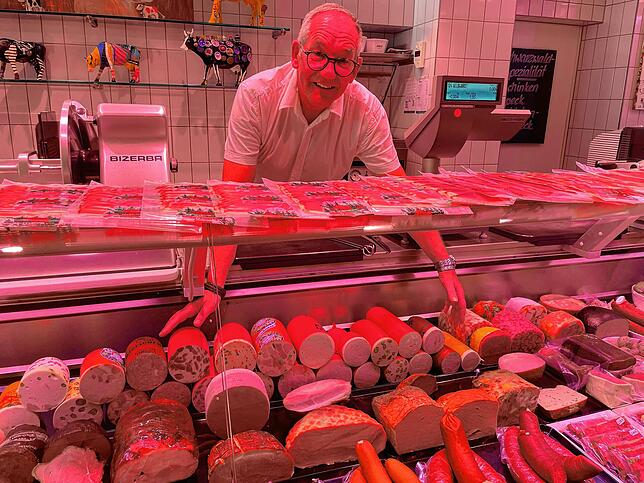 Wolfgang Ebner hinter seiner Wursttheke.