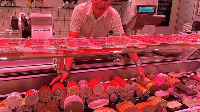 Wolfgang Ebner hinter seiner Wursttheke.