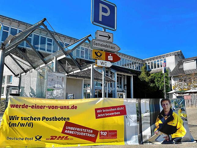 Unübersehbar wirbt die Deutsche Post vor dem Büsinger Rathaus mit einem großen Werbebanner um Zusteller. Im Dorf blieben die Briefe ...