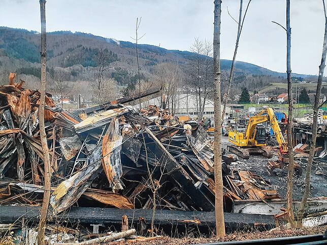 Blick auf das abgebrannte Gebäude der Firma Tschamber im Wehra-Areal von der Industriestraße aus am Montag, 2. Januar 2023.
