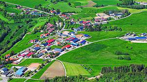 Blick aus der Vogelperspektive auf das Rickenbacher Gewerbegebiet Im Schaffeld. Die Aufnahme entstand 2021.
