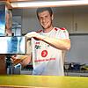 Nikolas Weltin zapft ein Bier im neuen Vereinsheim der SG Reichenau/R.-Waldsiedlung. Dort soll am Samstag auch der Sieg gegen den SV ...