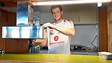 Nikolas Weltin zapft ein Bier im neuen Vereinsheim der SG Reichenau/R.-Waldsiedlung. Dort soll am Samstag auch der Sieg gegen den SV ...