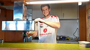 Nikolas Weltin zapft ein Bier im neuen Vereinsheim der SG Reichenau/R.-Waldsiedlung. Dort soll am Samstag auch der Sieg gegen den SV ...