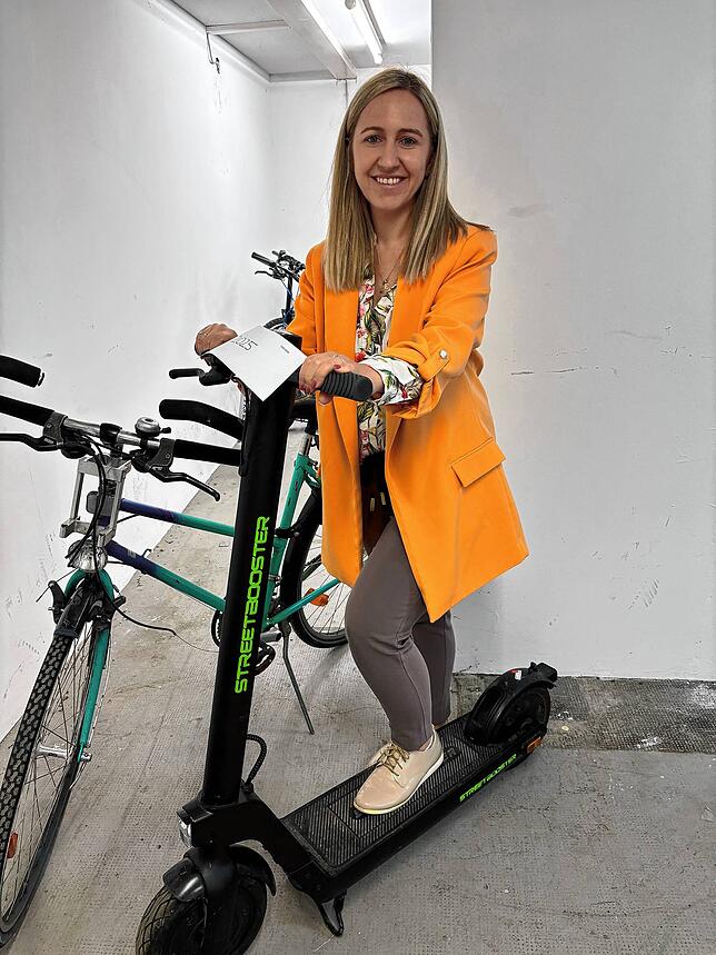 Nicole Gammon, stellvertretende Leiterin des Bürgerservice, präsentiert einen fast neuwertigen Elektroroller, der bei der ...
