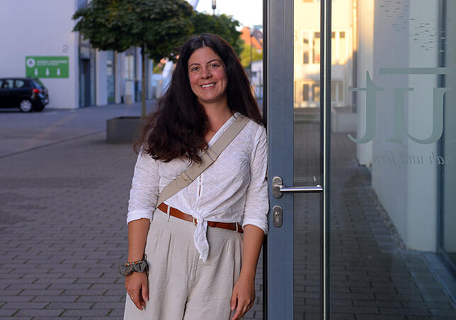 Nazli Yucad freut sich, dass dank der neuen Brücke bald auch Kunden durch die zweite Eingangstür zu ihrem Laden im Metzquartier gelangen ...