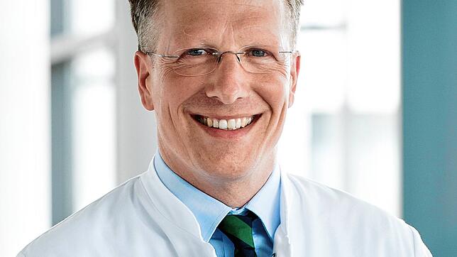 &bdquo;Wir machen Risikoabwägungen, aber wir stoppen keine lebensverlängernde Therapie wegen Corona&ldquo;, sagt Paul La Rosée.